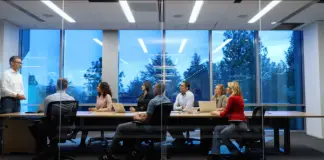 ¿Cuál es la diferencia entre director general, director de operaciones y director financiero?