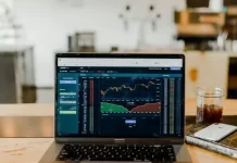 Por qué las acciones no cotizan al precio de cierre del día anterior